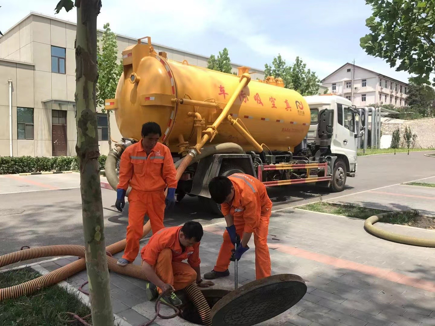 木鱼镇化粪池清理与5-8吨吸粪车施工效率分析